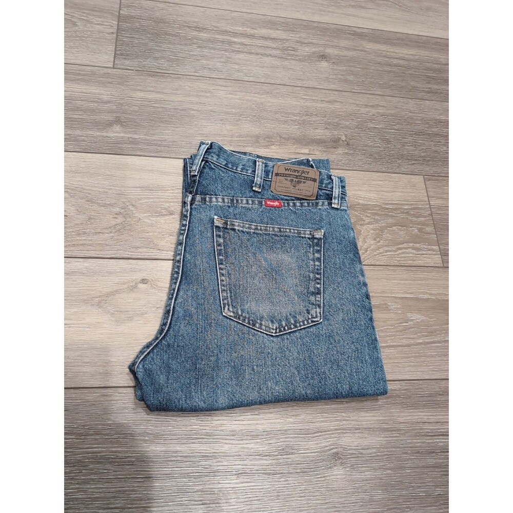 WRANGLER Regular Fit Straight Med Wash Blue Jeans Men's Size 35X32 96501DS EUC
